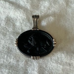SLANE & SLANE Black onyx Felidae pendant
